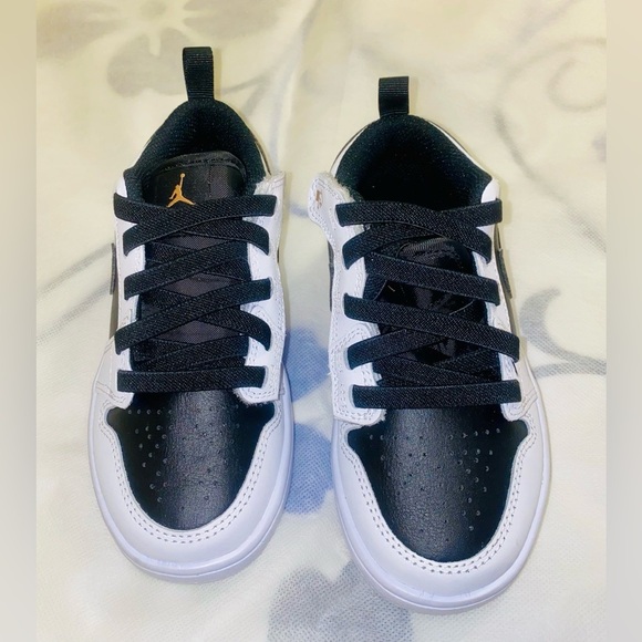 Nike Black and Gold Sneakers Sporty Low-Top Design for babies/ toddlers - Picture 2 of 8